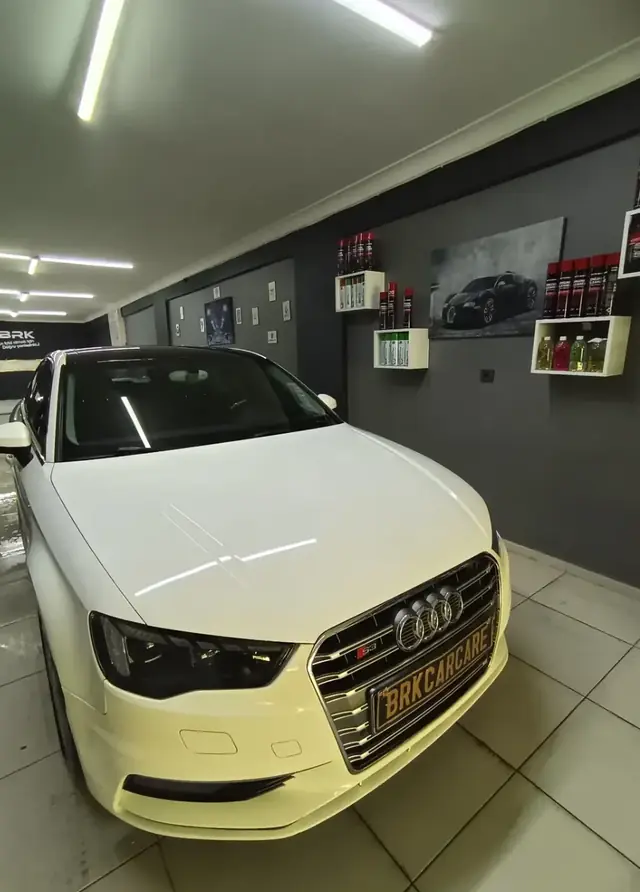 Parlatılmış beyaz Audi S3